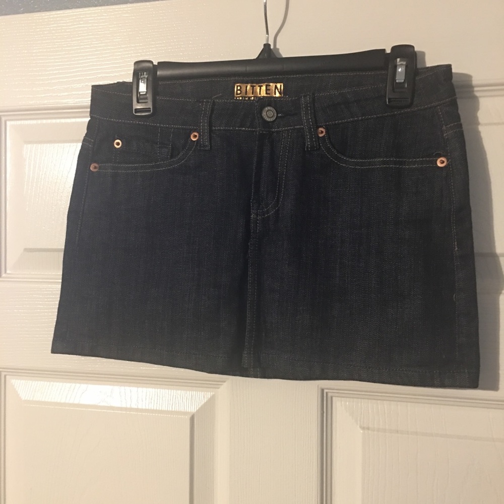 Bitten mini skirt